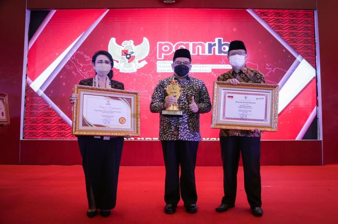 Berikan Pelayanan Prima, Menag dan Kemenag Bali Raih Penghargaan Kementerian PANRB